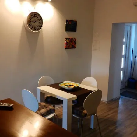 Quiet Center بولا